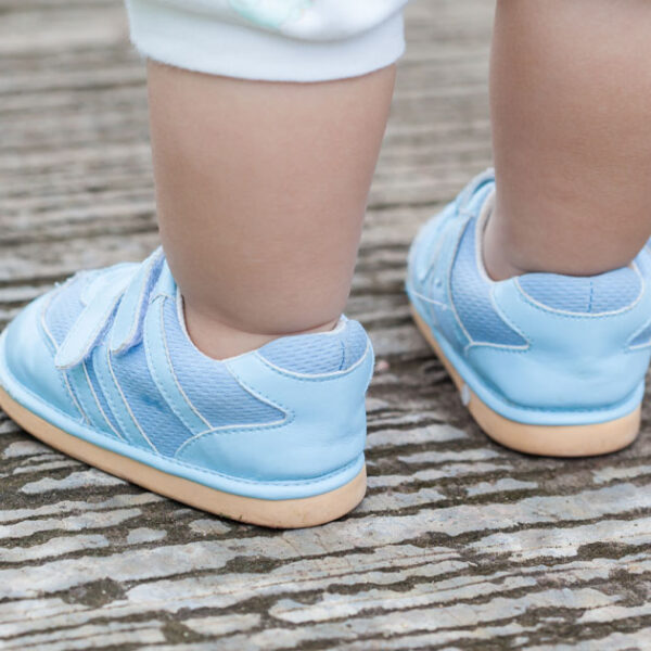 Pierwsze buty dla dziecka. Kiedy je kupić i jakie wybrać?