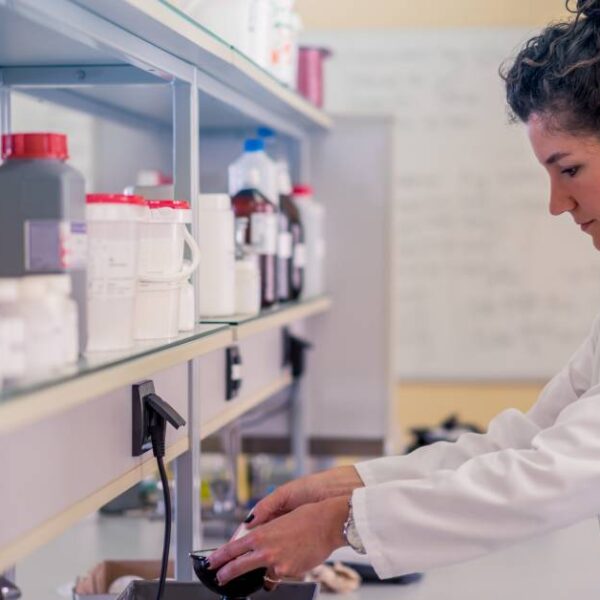 świat potrzebuje badaczek. dlaczego tak mało kobiet pracuje naukowo