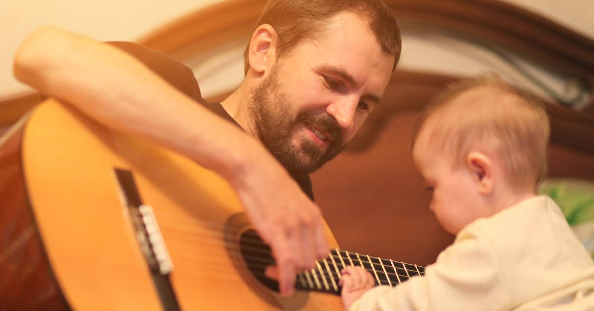 Cute,Little,Girl,And,Her,Handsome,Father,Are,Playing,Guitar